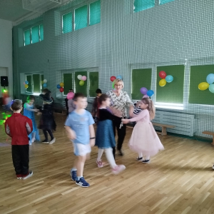 Uczniowie klas 1 bawią się na sali gimnastycznej w trakcie zabawy karnawałowej. Kliknięcie na zdjęcie spowoduje jego powiększenie do rozmiaru oryginalnego.