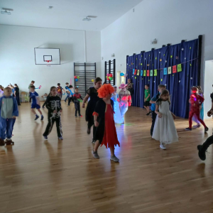 Uczniowie klas 3 w trakcie zabawy karnawałowej. Kliknięcie na zdjęcie spowoduje jego powiększenie do rozmiaru oryginalnego.