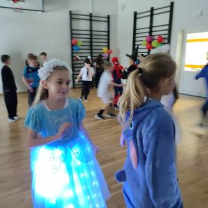 Klasa 3 b w trakcie zabawy karnawałowej. Kliknięcie na zdjęcie spowoduje jego powiększenie do rozmiaru oryginalnego.