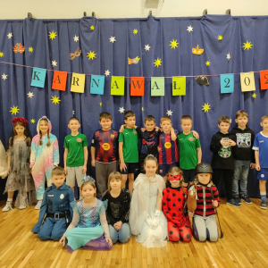 Dzieci z klasy 2 b w strojach karnawałowych. Kliknięcie na zdjęcie spowoduje jego powiększenie do rozmiaru oryginalnego.