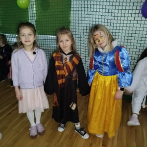 Trzy uczennice ubrane w stroje karnawałowe. Kliknięcie na zdjęcie spowoduje jego powiększenie do rozmiaru oryginalnego.