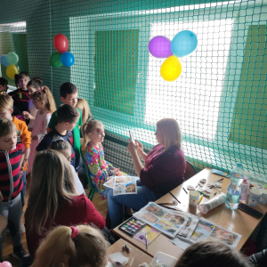 Jedna z mam maluje twarze dzieci na zabawie karnawałowej. Kliknięcie na zdjęcie spowoduje jego powiększenie do rozmiaru oryginalnego.