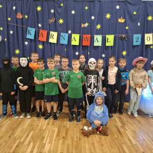 Uczniowie klasy 3 b na zabawie karnawałowej. Kliknięcie na zdjęcie spowoduje jego powiększenie do rozmiaru oryginalnego.