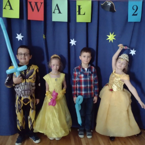 Grupka chłopców i dziewczynek przebranych w stroje karnawałowe. Kliknięcie na zdjęcie spowoduje jego powiększenie do rozmiaru oryginalnego.