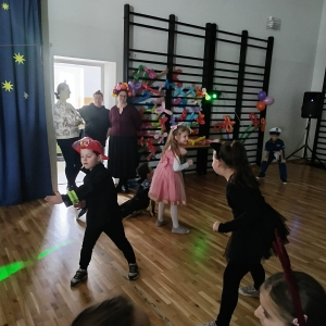 Dzieci w trakcie zabawy karnawałowej. Kliknięcie na zdjęcie spowoduje jego powiększenie do rozmiaru oryginalnego.