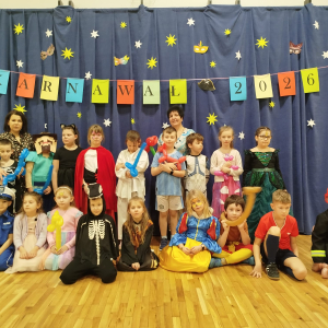 Klasa 1 b pozuje na tle dekoracji karnawałowej. Kliknięcie na zdjęcie spowoduje jego powiększenie do rozmiaru oryginalnego.