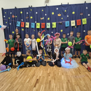 Klasa 3 a na wspólnym zdjęciu grupowym w trakcie zabawy karnawałowej. Kliknięcie na zdjęcie spowoduje jego powiększenie do rozmiaru oryginalnego.