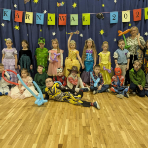 Wychowawczyni klasy 1 a razem z uczniami przebranymi w stroje karnawałowe. Kliknięcie na zdjęcie spowoduje jego powiększenie do rozmiaru oryginalnego.