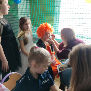 Malowanie twarzy dzieciom przez jedną z mam. Kliknięcie na zdjęcie spowoduje jego powiększenie do rozmiaru oryginalnego.