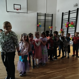 Pociąg prowadzony przez wychowawczynię klasy 1 a w trakcie zabawy karnawałowej. Kliknięcie na zdjęcie spowoduje jego powiększenie do rozmiaru oryginalnego.