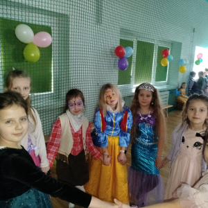 Grupka dziewczynek przebrana w stroje z okazji zabawy karnawałowej. Kliknięcie na zdjęcie spowoduje jego powiększenie do rozmiaru oryginalnego.