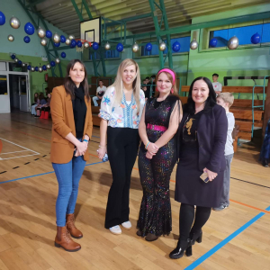 Pani Dyrektor Joanna Ozorka-Krawczyk, Wicedyrektor Dorota Gurgul, panie Katarzyna Biedrońska i Magdalena Małek na szkolnej zabawie karnawałowej. Kliknięcie na zdjęcie spowoduje jego powiększenie do rozmiaru oryginalnego.