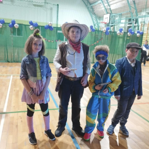 Dzieci przebrane w stroje z lat 80. Kliknięcie na zdjęcie spowoduje jego powiększenie do rozmiaru oryginalnego.