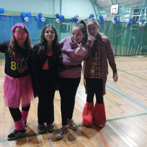 Uczennice klasy 4 przebrane z okazji zabawy karnawałowej. Kliknięcie na zdjęcie spowoduje jego powiększenie do rozmiaru oryginalnego.