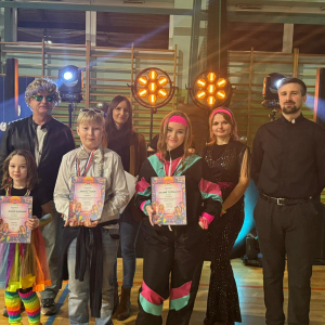 Pan Robert Dzień i ks Grzegorz Wolak z laureatami wyróżnionymi za najlepsze przebranie w stylu lat 80. Kliknięcie na zdjęcie spowoduje jego powiększenie do rozmiaru oryginalnego.