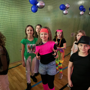 Dziewczynki z klas 4 przebrane w kolorowe stroje karnawałowe. Kliknięcie na zdjęcie spowoduje jego powiększenie do rozmiaru oryginalnego.