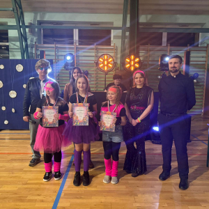 Pan Robert Dzień i ks Grzegorz Wolak z laureatami wyróżnionymi za najlepsze przebranie. Kliknięcie na zdjęcie spowoduje jego powiększenie do rozmiaru oryginalnego.