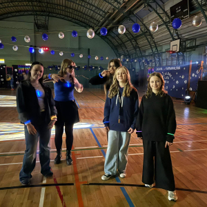 Uczennice biorące udział w zabawie karnawałowej dla uczniów kl. 4-8. Kliknięcie na zdjęcie spowoduje jego powiększenie do rozmiaru oryginalnego.