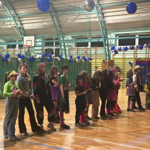 Dzieci biorące udział w zabawie karnawałowej. Kliknięcie na zdjęcie spowoduje jego powiększenie do rozmiaru oryginalnego.