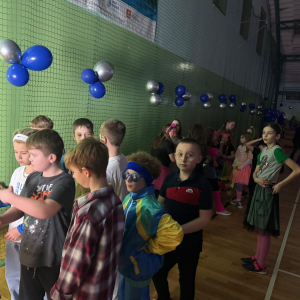 Uczniowie na szkolnej zabawie karnawałowej. Kliknięcie na zdjęcie spowoduje jego powiększenie do rozmiaru oryginalnego.