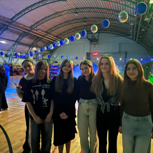 Grupka uczennic z kl. 7 na zabawie karnawałowej. Kliknięcie na zdjęcie spowoduje jego powiększenie do rozmiaru oryginalnego.