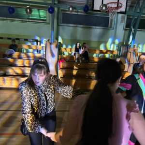 Grupka uczennic tańczy na hali. Kliknięcie na zdjęcie spowoduje jego powiększenie do rozmiaru oryginalnego.