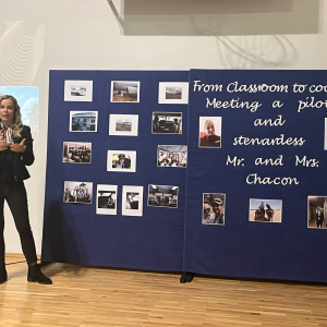 Pani Paulina Chacon opowiada w języku angielskim o swojej pracy jako stewardessa. Kliknięcie na zdjęcie spowoduje jego powiększenie do rozmiaru oryginalnego.