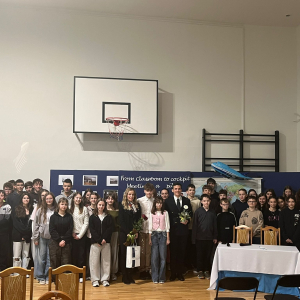 Państwo Chacon z nauczycielami i uczniami klas 7 i 8. Kliknięcie na zdjęcie spowoduje jego powiększenie do rozmiaru oryginalnego.