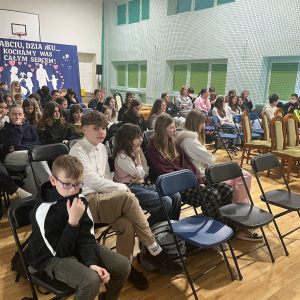 Uczniowie klas 7 i 8 w trakcie spotkania z pilotem i stewardessą. Kliknięcie na zdjęcie spowoduje jego powiększenie do rozmiaru oryginalnego.