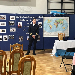 Pan Osccar Chcon w trakcie prelekcji po angielsku na temat swoje pracy zawodowej jako pilot. Kliknięcie na zdjęcie spowoduje jego powiększenie do rozmiaru oryginalnego.