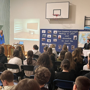 Uczniowie klas 7 i 8 biorą udział w prelekcji po angielsku z państwem Chacon. Kliknięcie na zdjęcie spowoduje jego powiększenie do rozmiaru oryginalnego.