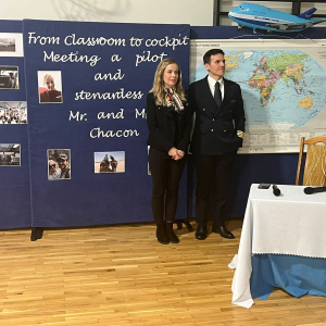 Państwo Chacon na prelekcji z uczniami dotyczącej pracy pilota i stewardessy. Kliknięcie na zdjęcie spowoduje jego powiększenie do rozmiaru oryginalnego.