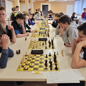 Jerzy Bogusz na Powiatowych Mistrzostwach w Szachach. Kliknięcie na zdjęcie spowoduje jego powiększenie do rozmiaru oryginalnego.