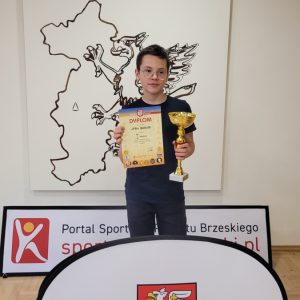 Jerzy Bogusz z dyplomem i pucharem zdobytym w Powiatowych Mistrzostwach w Szachach. Kliknięcie na zdjęcie spowoduje jego powiększenie do rozmiaru oryginalnego.