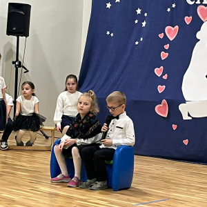 Występ przedszkolaków z okazji Dnia Babci i Dziadka. Kliknięcie na zdjęcie spowoduje jego powiększenie do rozmiaru oryginalnego.