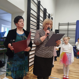 Wychowawczynie klas 1 przemawiają do dziadków. Kliknięcie na zdjęcie spowoduje jego powiększenie do rozmiaru oryginalnego.