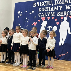 Recytacja wierszy dla dziadków.  Kliknięcie na zdjęcie spowoduje jego powiększenie do rozmiaru oryginalnego.