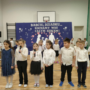 Uczniowie klas 2 recytują wiersze dla babć i dziadków. Kliknięcie na zdjęcie spowoduje jego powiększenie do rozmiaru oryginalnego.