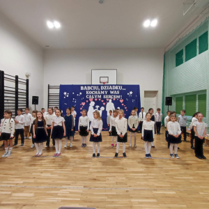 Klasy 2 w trakcie występów dla swoich dziadków. Kliknięcie na zdjęcie spowoduje jego powiększenie do rozmiaru oryginalnego.