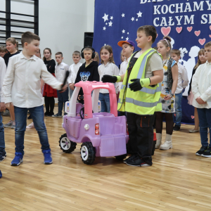 Uczniowie klas 3 prezentują scenkę dla zgromadzonych dziadków.  Kliknięcie na zdjęcie spowoduje jego powiększenie do rozmiaru oryginalnego.