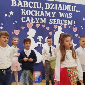 Uczniowie klas 1 w trakcie występu dla dziadków. Kliknięcie na zdjęcie spowoduje jego powiększenie do rozmiaru oryginalnego.
