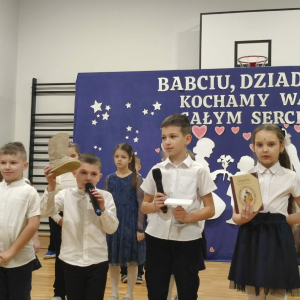 Grupka uczniów z klasy 2 prezentuje część artystyczną z okazji Dnia Babci i Dziadka. Kliknięcie na zdjęcie spowoduje jego powiększenie do rozmiaru oryginalnego.