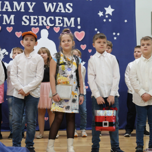 Trzecioklasiści w trakcie prezentacji programu artystycznego dla babć i dziadków.  Kliknięcie na zdjęcie spowoduje jego powiększenie do rozmiaru oryginalnego.