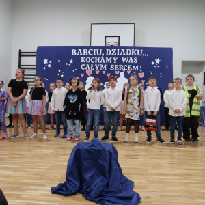Klasy 3 w trakcie występu z okazji Dnia Babci i Dziadka.  Kliknięcie na zdjęcie spowoduje jego powiększenie do rozmiaru oryginalnego.