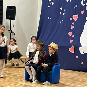 Para przedszkolaków przebrana za babcię i dziadka na przedstawieniu z okazji Dnia Babci i Dziadka. Kliknięcie na zdjęcie spowoduje jego powiększenie do rozmiaru oryginalnego.