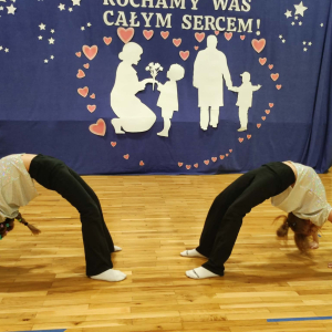 Uczennice klas 2 wykonują akrobacje dla dziadków. Kliknięcie na zdjęcie spowoduje jego powiększenie do rozmiaru oryginalnego.