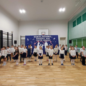 Występ uczniów klas 2. Kliknięcie na zdjęcie spowoduje jego powiększenie do rozmiaru oryginalnego.
