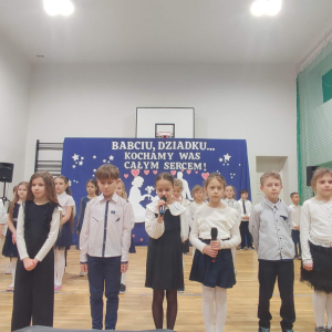 Drugoklasiści prezentują swój występ dziadkom. Kliknięcie na zdjęcie spowoduje jego powiększenie do rozmiaru oryginalnego.