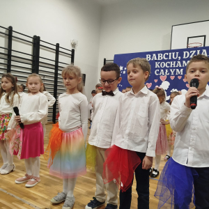 Występ uczniów klas 1 dla dziadków. Kliknięcie na zdjęcie spowoduje jego powiększenie do rozmiaru oryginalnego.