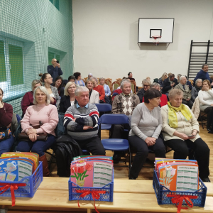 Babicie i dziadkowie zgromadzeni na występnie swoich wnuków. Kliknięcie na zdjęcie spowoduje jego powiększenie do rozmiaru oryginalnego.